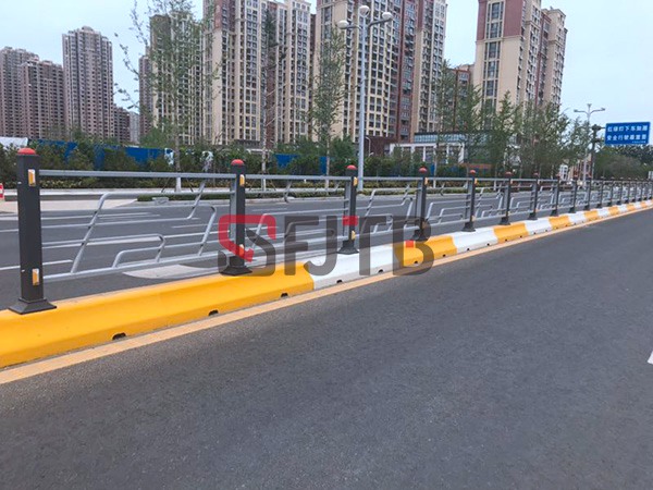 水泥墩中央护栏 水泥墩中央护栏