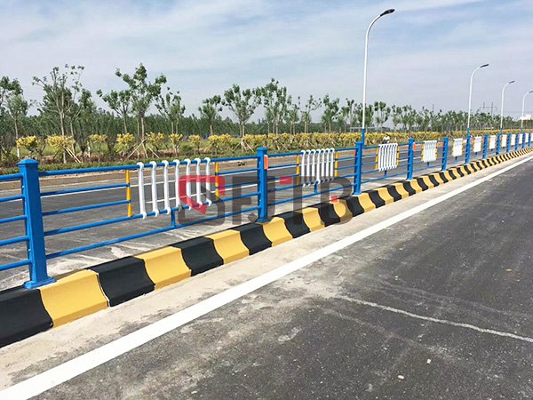 水泥墩中央护栏 水泥墩中央护栏